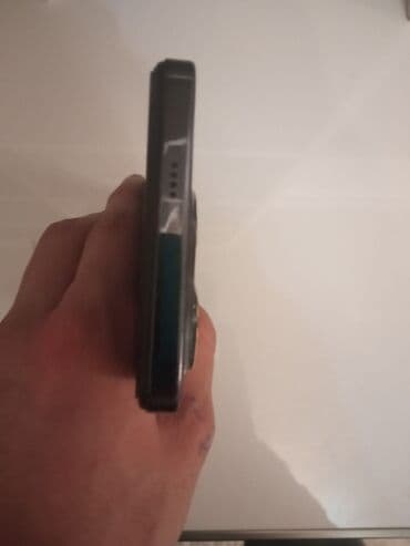 Apple iPhone: Smartfon – arxa tərəfdə böyük kvadrat kamera adası və 3 ədəd dairəvi — 7