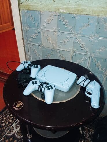 сколько стоит playstation 4: Açıq mavi rəngdə olan bu oyun konsolu dəsti evdə əyləncə üçün — 4