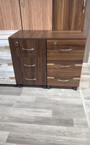 Ofis masaları: Ofis mebel dəsti Tərkib: - İş masası: ağ üst səth, qara metal karkas; — 10