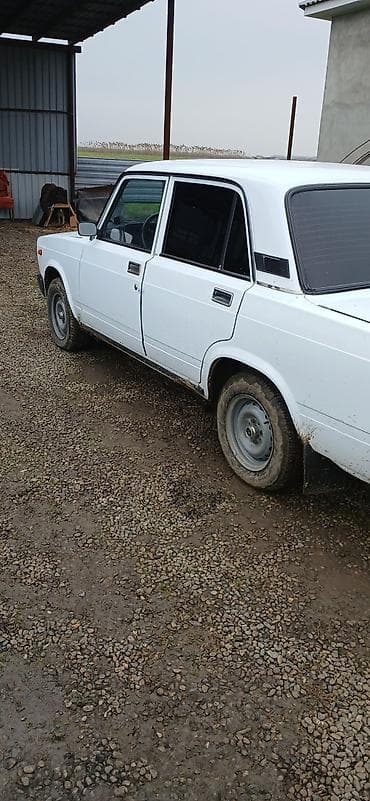 prius diskler: VAZ 2107 sedan – ağ rəngli, 4 qapılı klassik kuzov. Mexaniki yan — 5