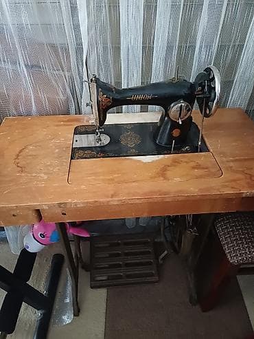 UNION markalı ayaq pedallı tikiş maşını və taxta masalı komplekt