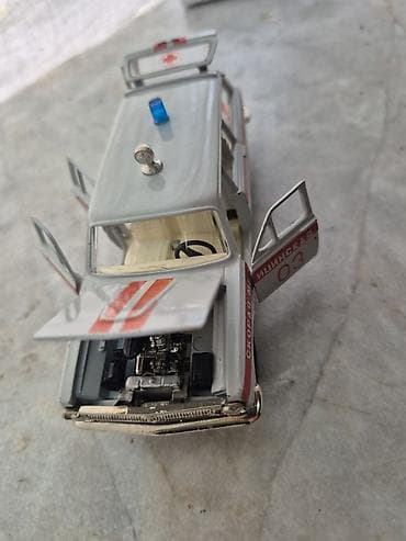 авто шлем: Sovet dövrü “Təcili Tibbi Yardım” avtomobilinin kolleksiya modeli - — 10