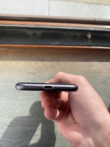 iphone 3gs: IPhone 8, 64 GB, Qara, Barmaq izi — 2