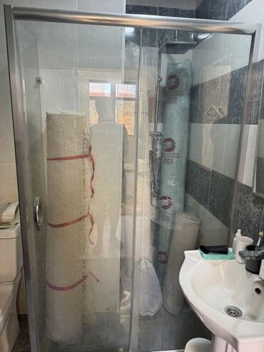 чугунная ванна продать: Şəffaf şüşə panelləri və gümüşü metal çərçivəsi olan bu duş kabini — 1