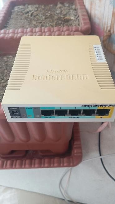 MikroTik RouterBOARD 951Ui-2HnD router Xüsusiyyətlər: - Model