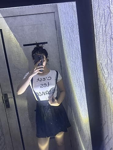 yupkalar ve koftalar: Qadın geyim dəsti – qara ətək askılı + ağ printli t‑shirt Gündelik ev — 2