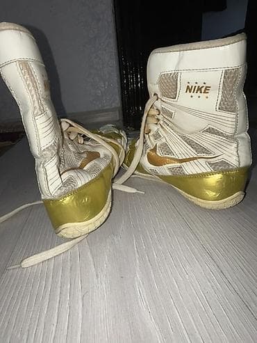 Nike yüksək boğazlı idman ayaqqabısı - Rəng: ağ və qızılı detallar - — 1