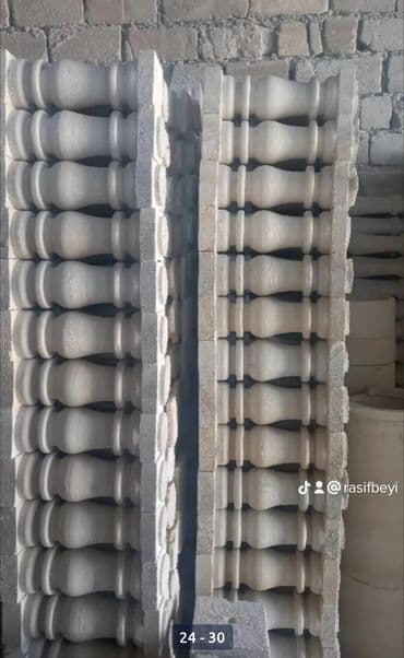 балясины из камня: Ağ rəngli, müxtəlif formalı və ölçülü dəmir-beton sütunlar. Bu — 13