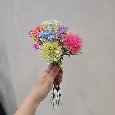 Tebii güllerden ferqlenmeyen çox gözel,rəngarəng dekorativ güllər.10