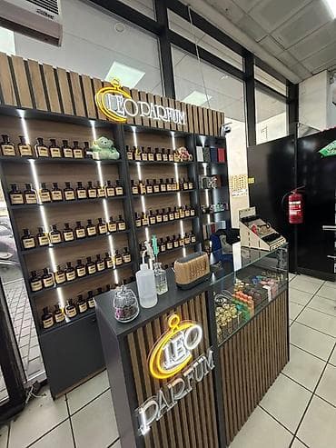 LEO PARFUM – ətir butik stendi müxtəlif ölçülü şüşələr (şüşə flakonlar