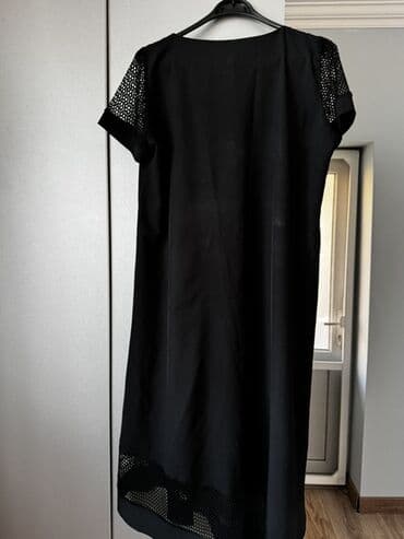 Qara rəngli qadın paltarı - Model: sərbəst, düz kəsim - Boyun