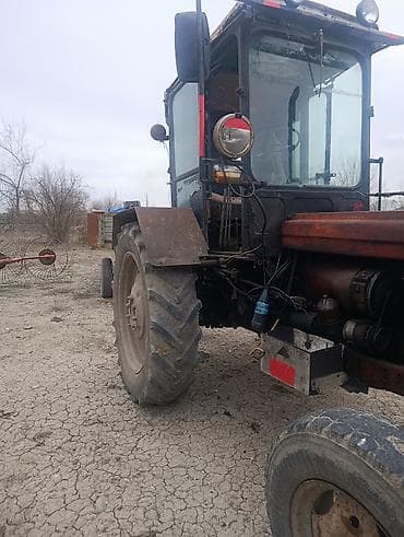 lada maşını: Kənd təsərrüfatı traktoru - Kabinli, geniş görünüşlü ön-şüşələr və — 2