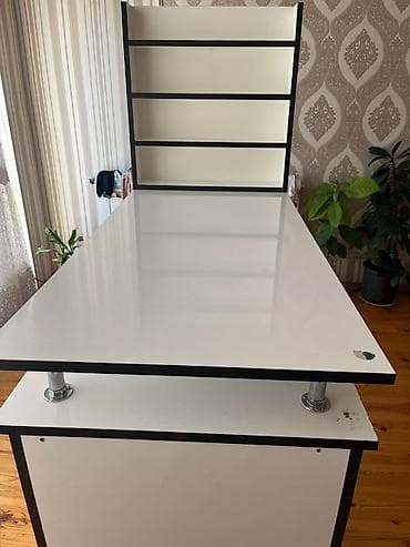 ofis divanları: Ağ rəngdə dirnaq masasi - Material: MDF/laminat, ağ səth, qara kontur — 1