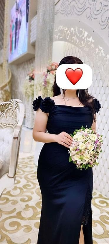 Qara rəngli zərif ziyafət/libas - Model: uzun, bədənə oturan siluet -