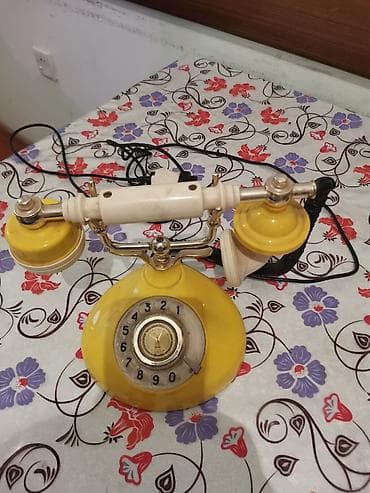 Qədimi telefonlar. Hər biri 100 manat