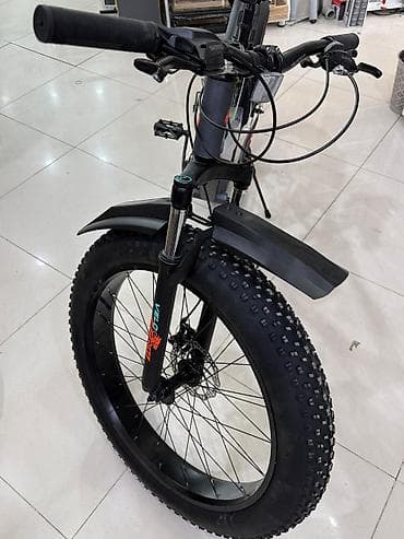 motorlu velik: Fatbike tipli dağ velosipedi - Brend/model üzərində yazı: VELOSTRIM — 4