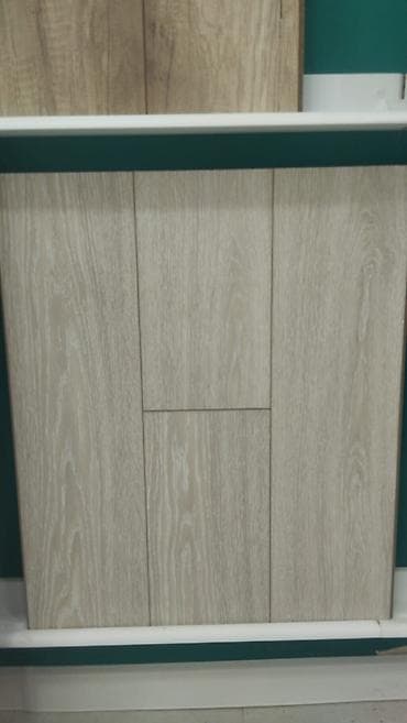Açıq palıd rəngində laminat döşəmə paneli - Material: yüksək sıxlıqlı