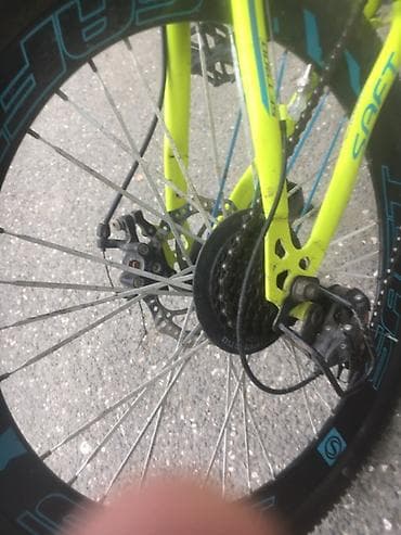 SAFT dağ velosipedi - Çərçivə: yüngül alaşımlı, parlaq sarı-mavi