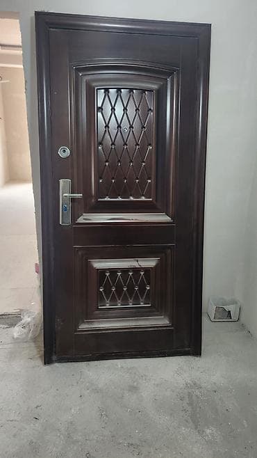 Dəmir giriş qapısı – klassik dizayn, tünd qəhvəyi rəng. - Material lalafo.az -da Dəmir giriş qapısı – klassik dizayn, tünd qəhvəyi rəng. - Material