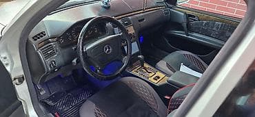 vita mercedes: Mercedes-Benz E-Class: 2.4 l | 1999 il Sedan — 6