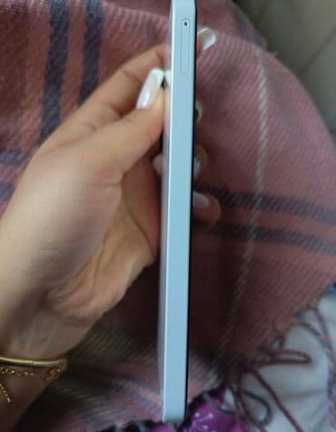 Çəngəllər: Dizaynı ilə diqqət çəkən bu smartfon, mavi rəngli ekrana malikdir və — 2