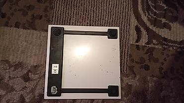 heyvan terezisi: Hoffmann rəqəmsal bədən çəkisi - Şüşə səthli, ağ fon üzərində çiçək — 2