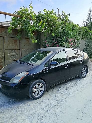 on lip: Toyota Prius, 2-ci nəsil, hibrid. - Kuzov: hetçbek, qara rəng - Güc — 2
