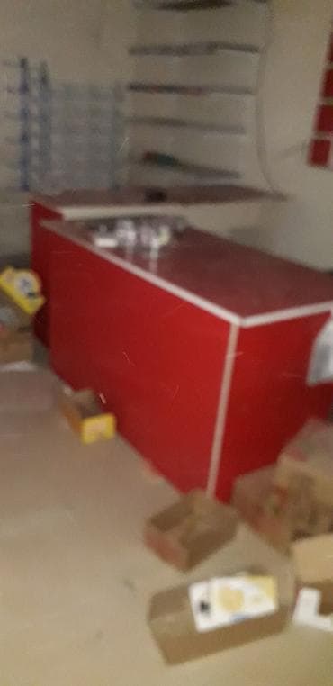 Rəf vitrinləri: Mağaza avadanlığı dəsti - Qırmızı-ağ dizaynda divar əlvan vitrin — 4