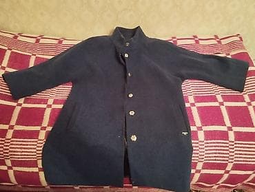 topdan geyim: Qadın paltosu – tünd mavi rəngdə, minimalistik dizayn. - Model — 2