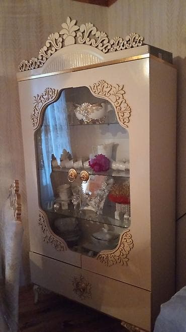 Qonaq otağı mebel dəsti Tərkibi: - Vitrin şkaf: şüşə vitrinli, krem lalafo.az -da Qonaq otağı mebel dəsti Tərkibi: - Vitrin şkaf: şüşə vitrinli, krem