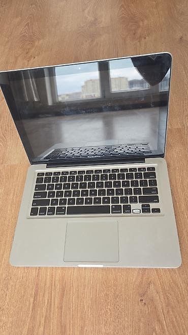 Apple MacBook Pro (13") – unibody alüminium korpus, qara klaviatura və