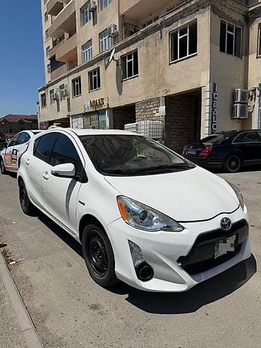 qirmizi masin: Toyota Aqua: 1.5 l | Hetçbek — 1