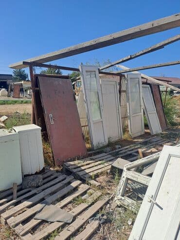 dəmir seyf qapı: Tək metal qapı. Bu qapı müxtəlif binaların, anbarların və ya digər — 1