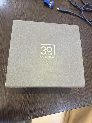 qutular: Məhsul: 30th Anniversary xatirə qutusu Təsvir: - Üzərində “30th — 1