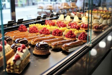 dini tort: Sirniyat ustasi. - Günlük hazırlanan, vitrində. Mayalli mallar — 1