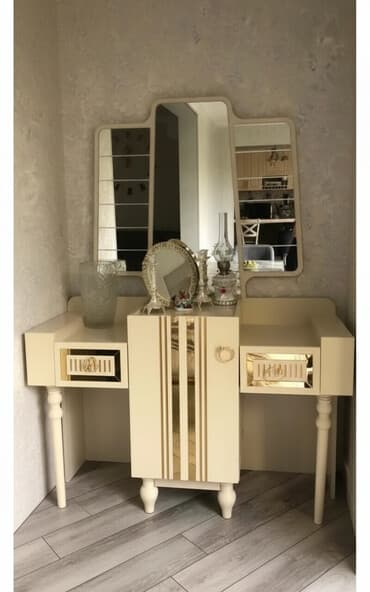 ev ucun guzguler: Güzgülü — 1