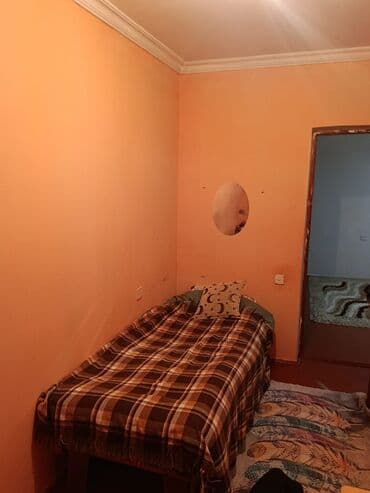 Otaqlar: - Döşəmə: laklanmış taxta/laminat tipli döşəmə, - Tavan və divarlar — 2