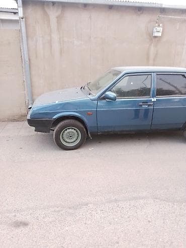 4 teker: LADA Samara sedan, mavi rəng. Klassik kuzov dizaynı, 4 qapı. Mexaniki — 4