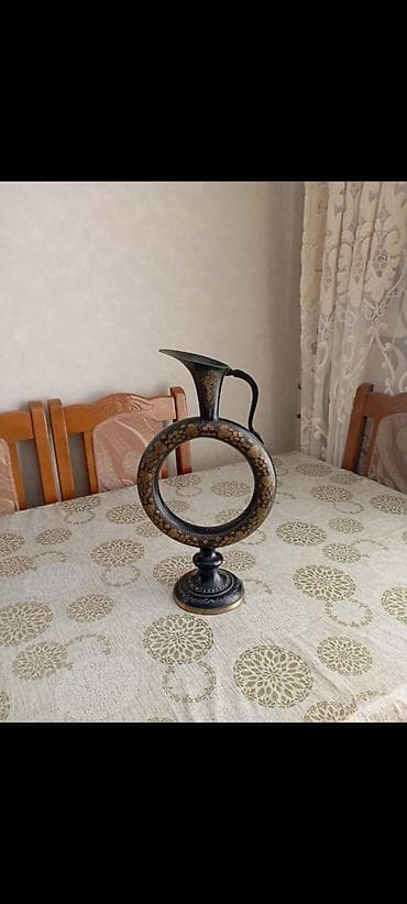 Diqqət əntiqsovet malıdır.Qədimi üslubda bürünc güldanı. Dekorativ