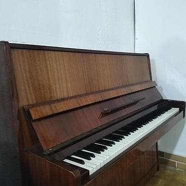 Şaquli pianino - Korpus: cilalı tünd qoz/maun örtük, klassik düz — 2