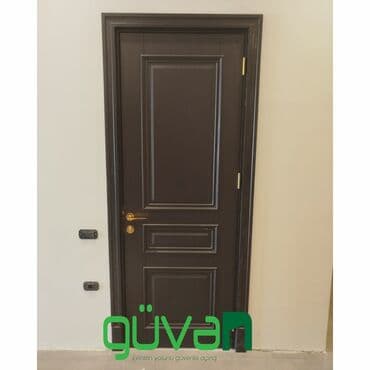 üzlük taxta: Tünd qəhvəyi rəngli taxta qapı, klassik dizaynı ilə evinizə zərif — 1