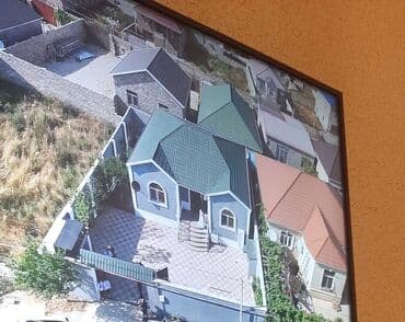 Satılır: həyət evi - Ümumi görünüş: Hündür daş hasarla əhatələnmiş