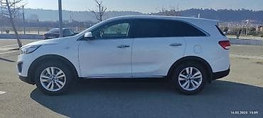 7 yerlik avtomobillər: Kia Sorento – ağ rəngli, şəhər və uzun məsafələr üçün geniş və rahat — 9