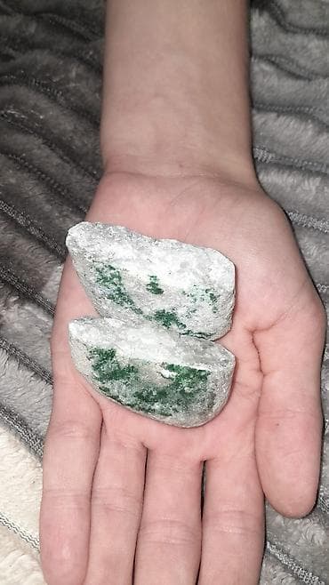 Məhsul: Yaşıl daxilolmalarla kvars (iki parça) Təsvir: - Təbii kvars — 2