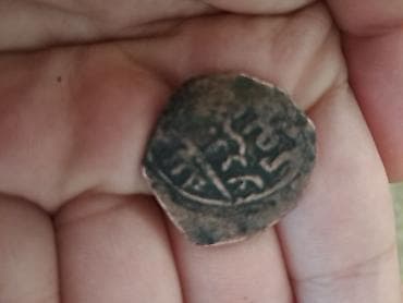 dekor güldan: Məhsul: Köhnə mis/bronza sikkə (ərəb qrafikalı yazılarla) Təsvir: - — 2