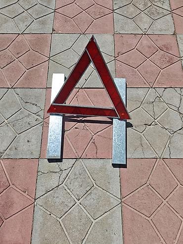 Reflektorlu xəbərdarlıq üçbucağı – metal dayaqlı - Yol kənarında
