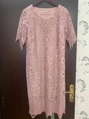 Pudra-çəhrayı rəngdə, qısaqol zərif krujeva paltar. - Üst hissə: sıx