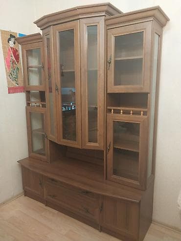 Klassik üslubda iri vitrinli qonaq otağı mebeli - Material: təbii