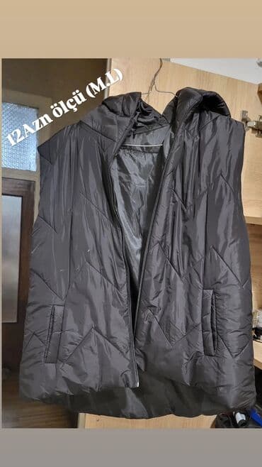 Qara rəngli, kapüşonlu qadın jileti. - Ölçü: M–L (üstündə qeyd