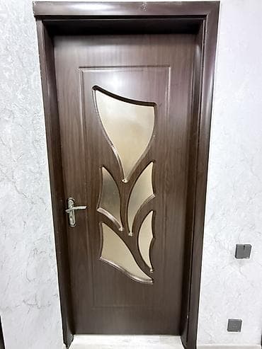 yataq dəsdi: MDF iç qapı – tünd qəhvəyi ağac teksturalı, dekorativ şüşəli model — 1